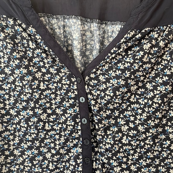 Adorable navy floral H&M top, medium, excellent preowned condition - Picture 4 of 12